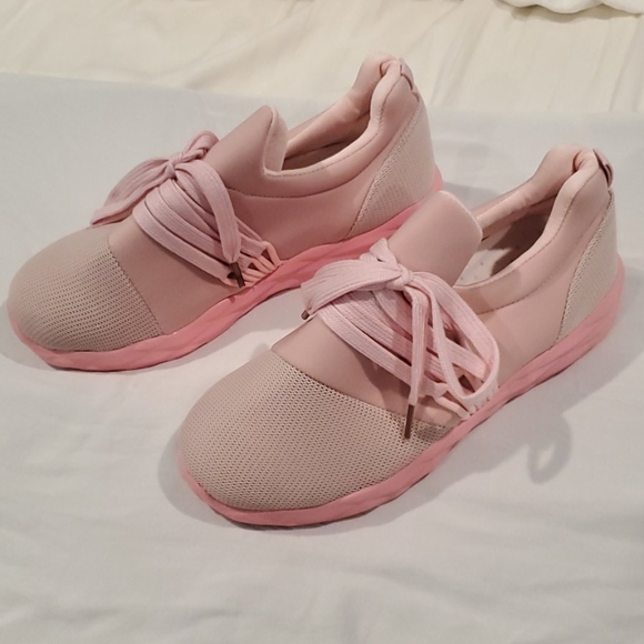 Ladies fabric and mesh shoes - Picture 2 of 3